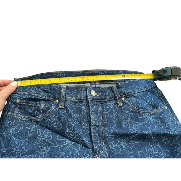 Capri jeans

Charter Club Bristol Capri jeans, size 10, floral pattern - Picture 6 of 9